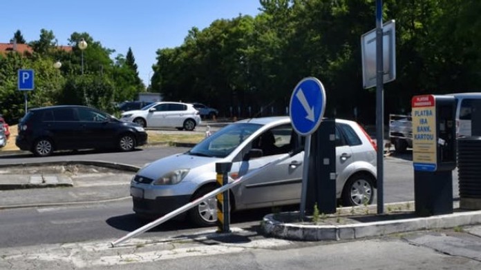 Na snímke poškodená závora po nehode opitého vodiča pred nemocnicou v Nitre.