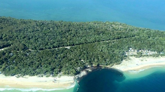 Kráter na pláži v Austrálii.