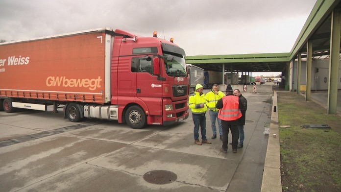 Autodopravcovia neustupujú: Aj keď uvoľnili hraničný priechod do Česka, žiadajú odstúpenie ministra dopravy