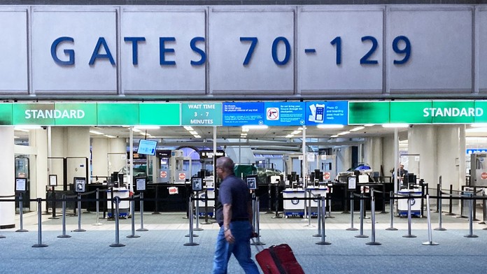 Otrasný čin na floridskom letisku. Ženu nepustili do lietadla so psom, tak ho utopila v záchode