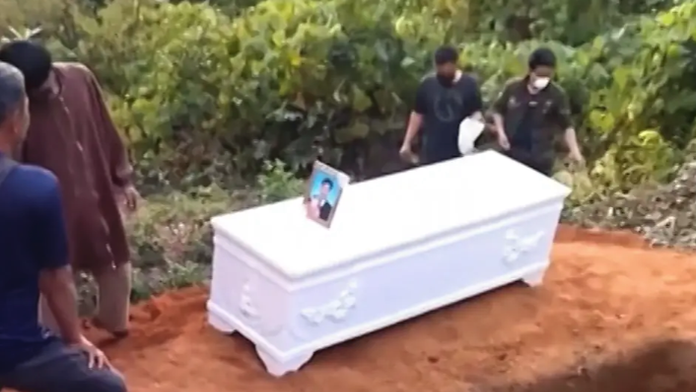 Záchranár toto ešte nezažil. Rodina pochovala brata, ten o pár dní prišiel domov