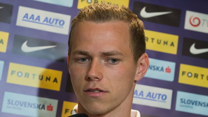 Ondrej Duda v rozhovore s novinármi po príchode na reprezentačný zraz pred kvalifikačným zápasom s Litvou..jpg