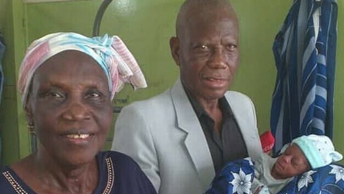 Policajti hliadkujú na ulici lemovanej popadanými troskami po zemetrasení v Záhrebe 22. marca 2020.