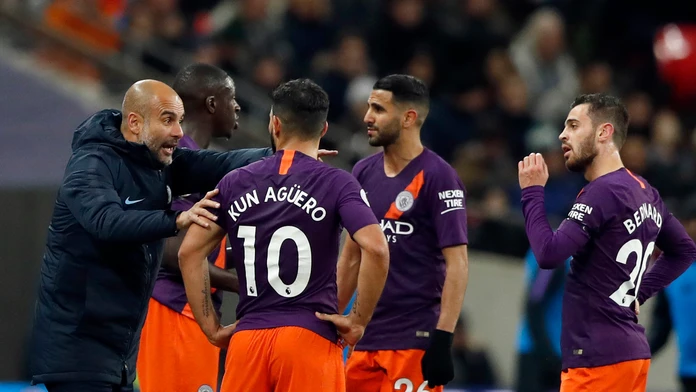 Kouč Manchesteru City Pep Guardiola (vľavo) dáva pokyny svojim zverencom v dueli na pôde Tottenhamu.