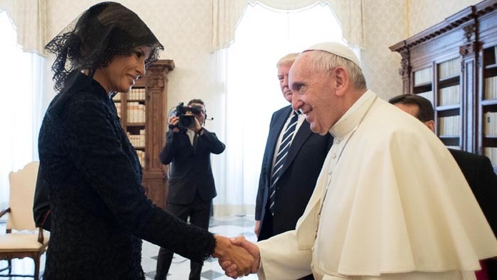 Pápež František prijal prezidenta USA s manželkou.