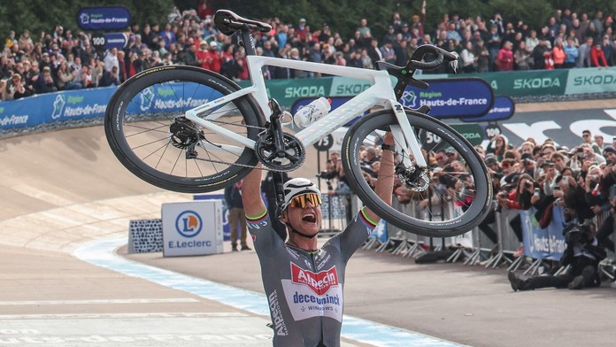 Veľkolepý finiš na Paríž-Roubaix: Van der Poel využil chybu Pogačara, tretí raz dobyl peklo severu a vošiel do histórie