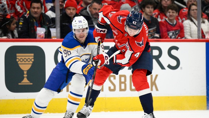 Martin Fehérváry v zápase proti Buffalu Sabres 