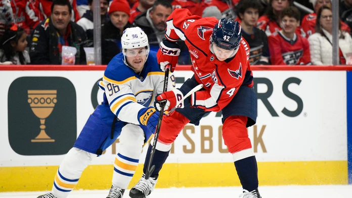 Martin Fehérváry v zápase proti Buffalu Sabres 