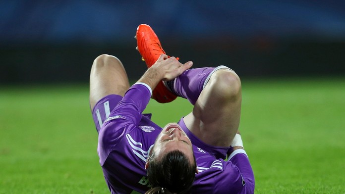 Na snímke zranený hráč Realu Gareth Bale leží na trávniku v zápase Ligy majstrov Real Madrid - Sporting Lisabon.