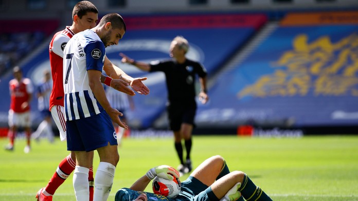 Sprava Peter Pekarík z Herthy Berlín a Wendell z Leverkusenu v súboji o loptu.