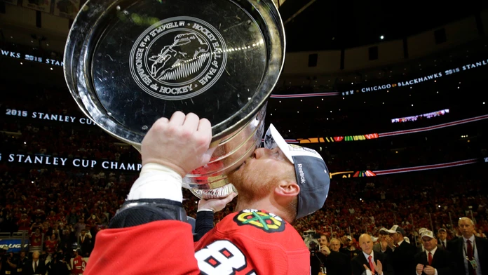 Marián Hossa bozkáva Stanleyho pohár po tom, čo jeho tím zvíťazil nad Tampou Bay v šiestom súboji finále