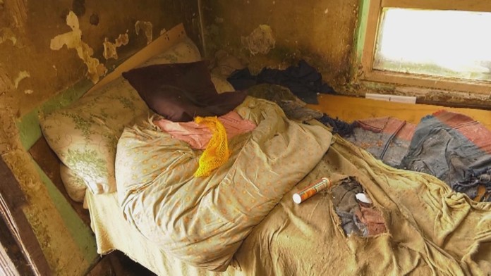 V tejto posteli ho zahádzali kameňmi.