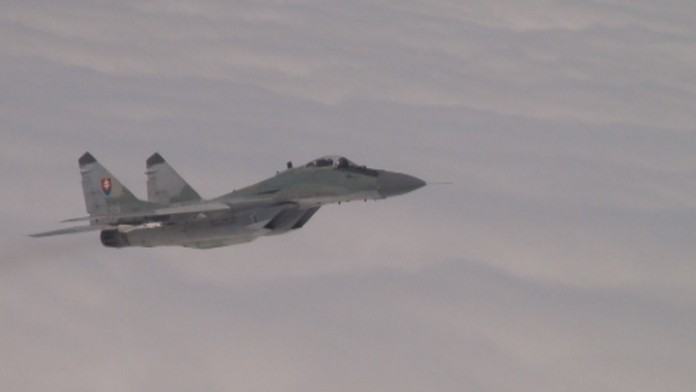 Slovenské stíhačky museli sprevázdaťdopravné lietadlo 