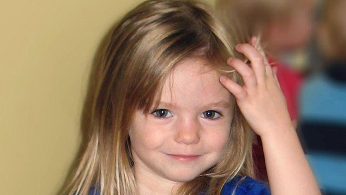 Muž s ochranným rúškom na tvári kráča cez most v centre Skopje.