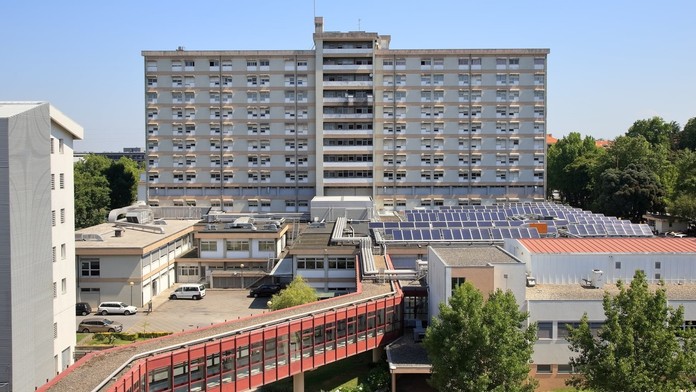 Fotografia a zapálené sviečky pred Prezídiom Policajného zboru na Račianskej ulici v Bratislave.