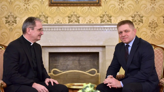 Predseda vlády SR Robert Fico (vpravo) prijal bratislavského arcibiskupa - metropolitu Stanislava Zvolenského