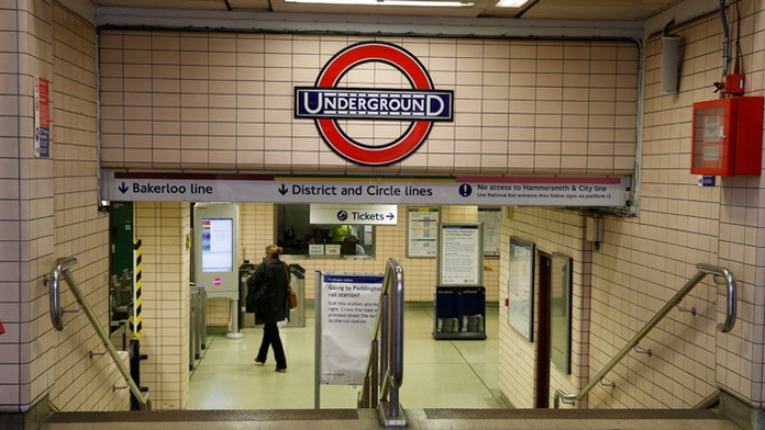 Žena prichádza do stanice metra, aby stihla posledný vlak pre začiatkom štrajku zamestnancov v Londýne.