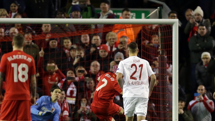 Na snímke hráč Liverpoolu James Milner (uprostred) strieľa gól.