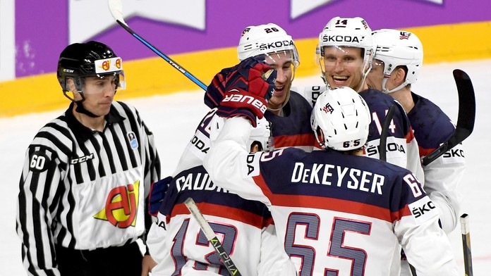 Americkí hokejisti sa tešia z gólu v zápase MS 2017 proti Rusku.