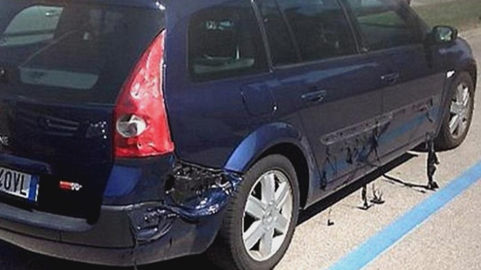 Angličanovi sa na aute roztopili plasty.