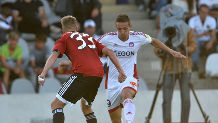 Trnavčan Ľuboš Hanzel (vľavo) a Trenčan Dávid Guba v zápase 8. kola futbalovej Fortuna ligy AS Trenčín Spartak Trnava