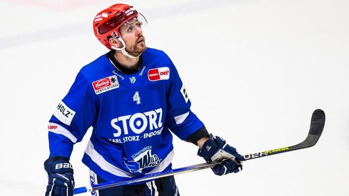 Štadión v momente stíchol. Hokejista skolaboval priamo na ľade, zápas predčasne ukončili