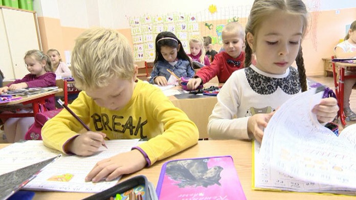 Deti sediace v laviciach