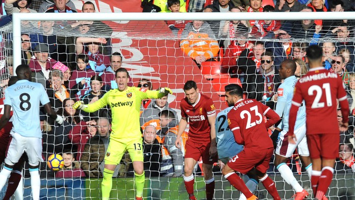 Hráč Liverpoolu Emre Can (23)  oslavuje úvodný gól do bránky West Hamu. 