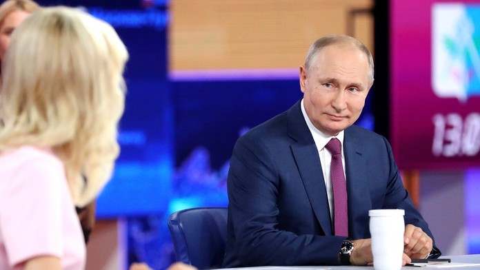Ruský prezident Vladimir Putin počas každoročného televízneho programu odpovedá na otázky občanov v Moskve.