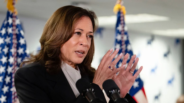 Americká viceprezidentka Kamala Harrisová hovorí počas prejavu k svojmu volebnému tímu.