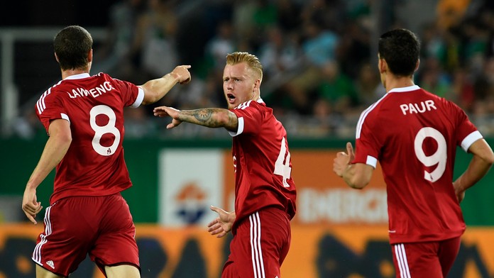 Trenčania zľava James Lawrence, Jeffrey Ket a Jakub Paur sa tešia po góle v odvete play off Európskej ligy proti Rapid Viedeň.