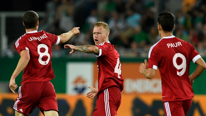 Trenčania zľava James Lawrence, Jeffrey Ket a Jakub Paur sa tešia po góle v odvete play off Európskej ligy proti Rapid Viedeň.