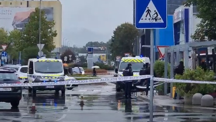 Polícia po streľbe uzavrela okolie nákupného centra.
