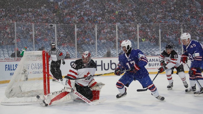 Radosť kanadských hokejistov do 20 rokov po góle v zápase USA.
