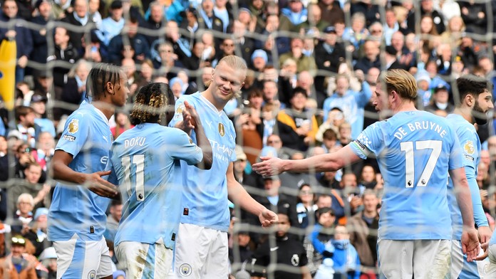 Futbalista Erling Haaland (uprostred) z Manchestru City sa teší z gólu so spoluhráčmi .