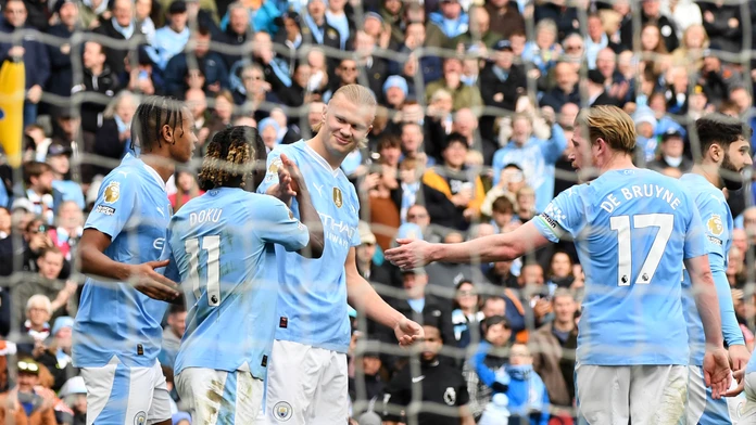 Futbalista Erling Haaland (uprostred) z Manchestru City sa teší z gólu so spoluhráčmi .