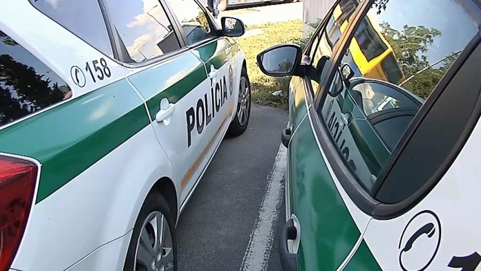 Kriminálka vtrhla do domu popoludní.