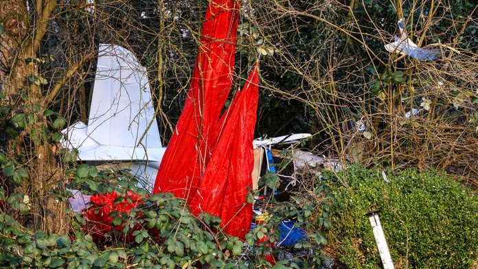Na snímke malé lietadlo, ktoré sa zrútilo do záhrady obytného domu na západe Nemecka.