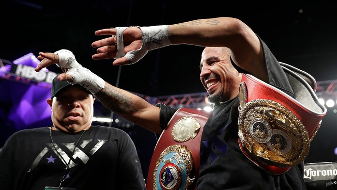 Andre Ward oslavuje víťazstvo nad Sergejom Kovalevom.