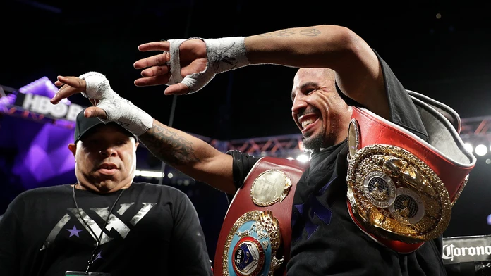 Andre Ward oslavuje víťazstvo nad Sergejom Kovalevom.
