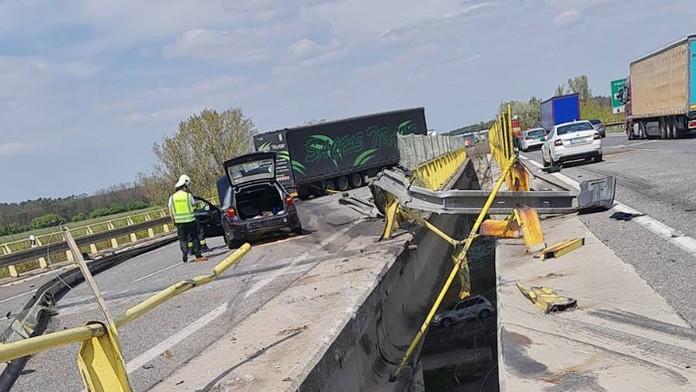 Diaľnica D2 v smere do Bratislavy bola neprejazdná. Vodiči sa na obchádzke zdržali dve hodiny