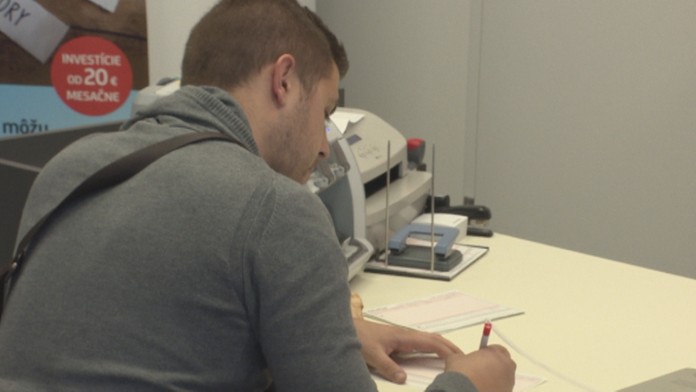 Tenista Rafael Nadal s trofejou z Roland Garros po triumfe vo finále nad Dominicom Thiemom.