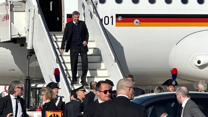 Vlna kritika na bavorského premiéra. Pri príchode na pohreb pápeža si spravil selfie