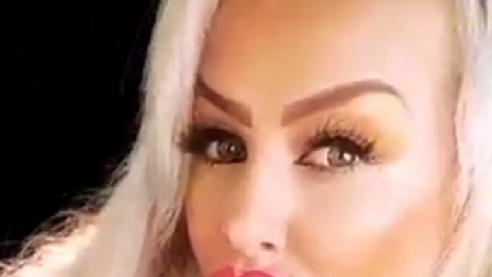 Viki Ráková v opatere zvukára a maskérky