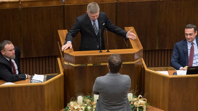 Na snímke uprostred Robert Fico, oporti nemu stojí Igor Matovič