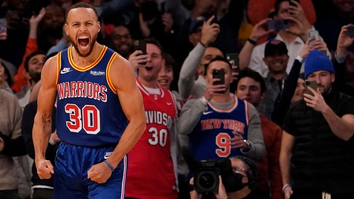 Hráč Golden State Warriors Stephen Curry reaguje po tom, ako strelil trojbodový kôš proti New Yorku Knicks.