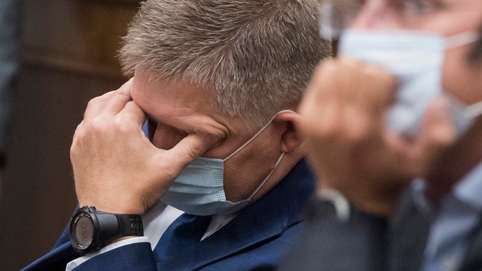 Henrich a Nikol pod perinou