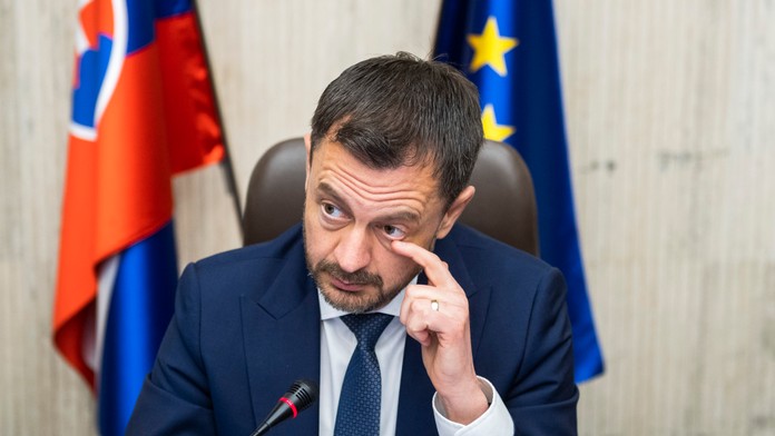 Na snímke je Eduard Heger, ktorý si škrabe oko.