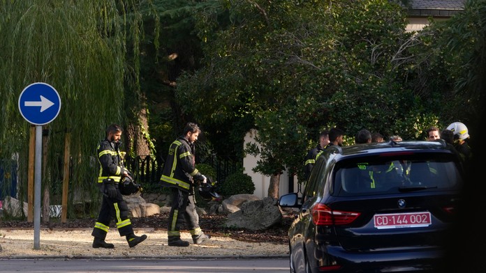 Hasiči počas prehliadky ukrajinskej ambasády v Madride.
