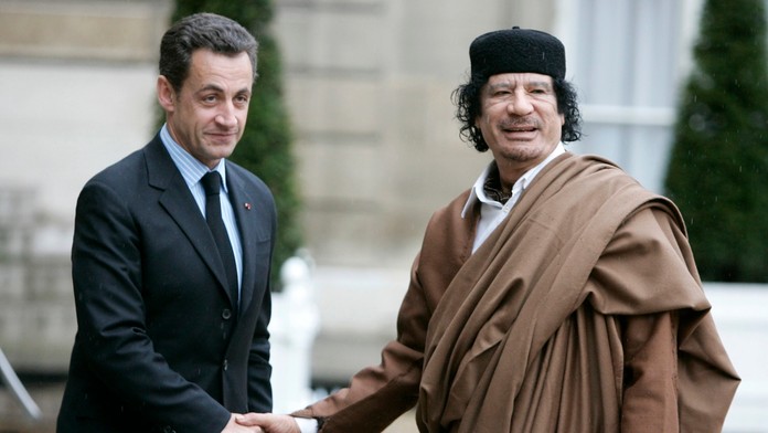 Na archívnej snímke z roku 2007 francúzsky prezident Nicolas Sarkozy a líbyjský vodca Muammar Kaddáffí.